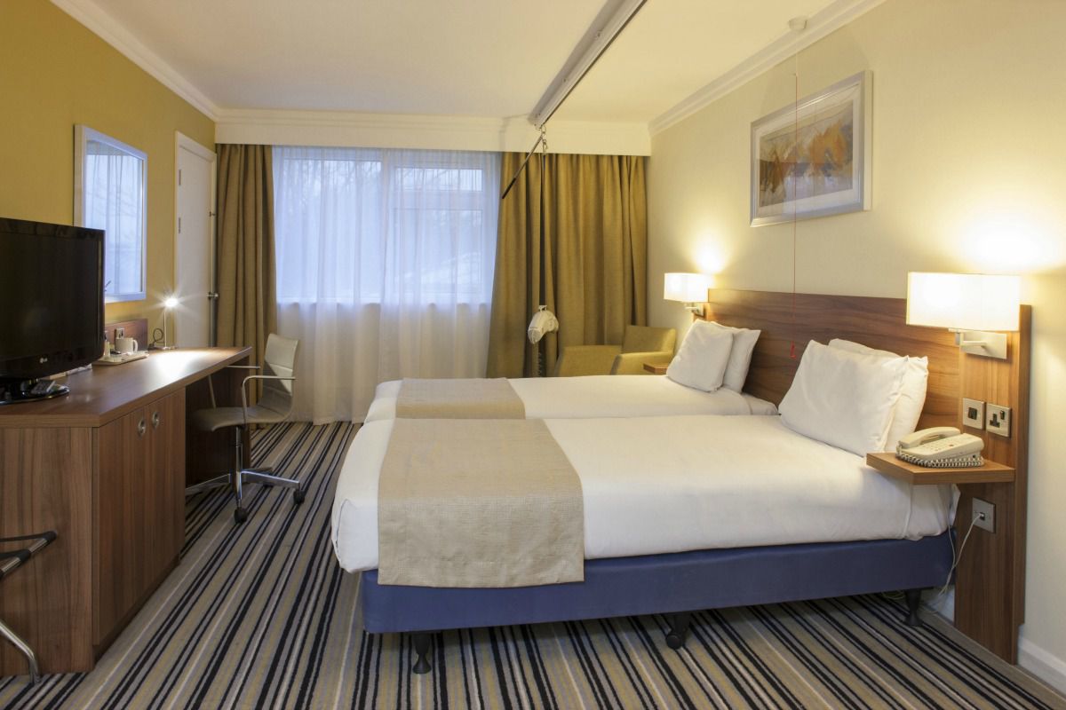 Holiday Inn Birmingham M6 J7 accessible bedroom.