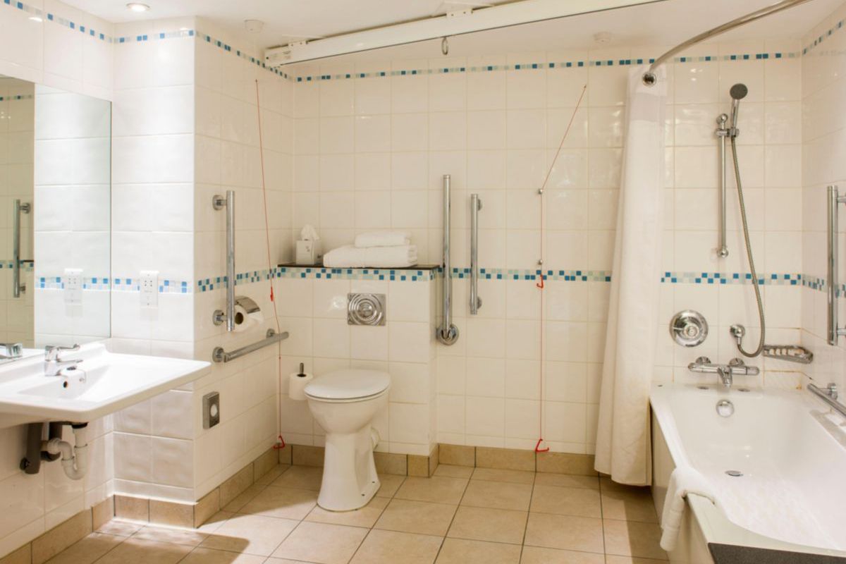 Holiday Inn Birmingham M6 J7 accessible bathroom