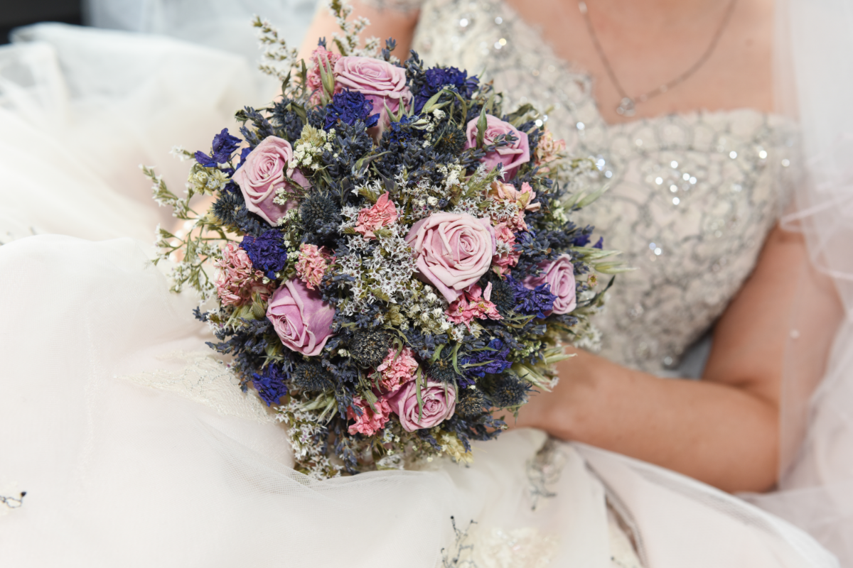 bride holding bouqet.